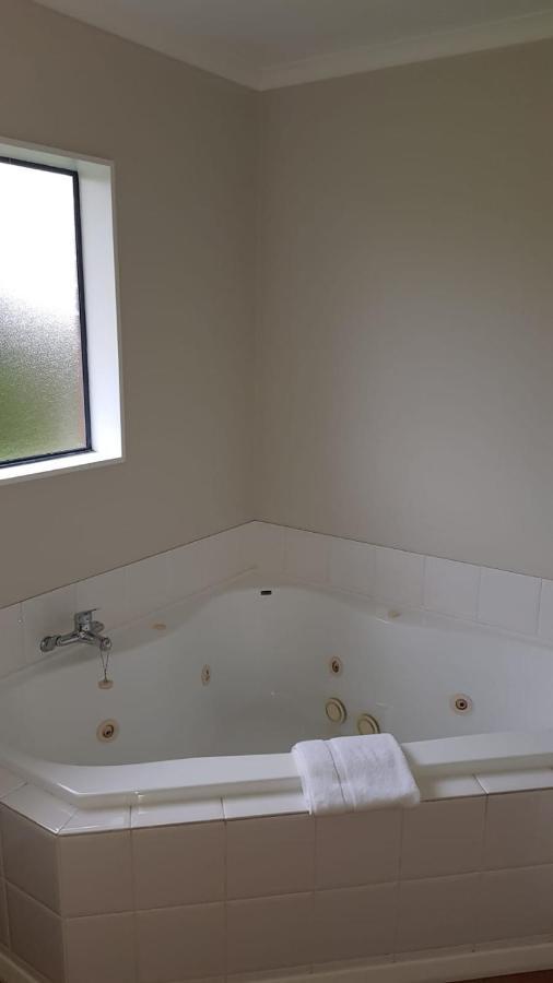 Tudor Lodge Motel Hawera Esterno foto