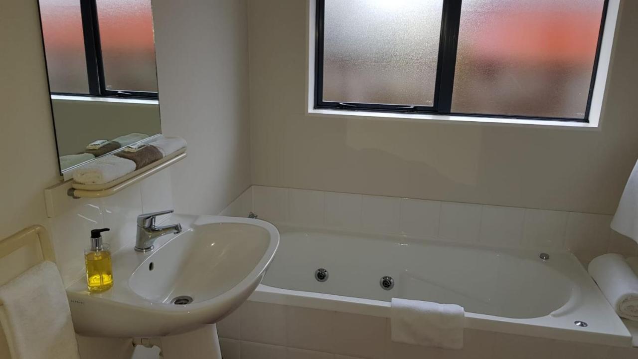 Tudor Lodge Motel Hawera Esterno foto