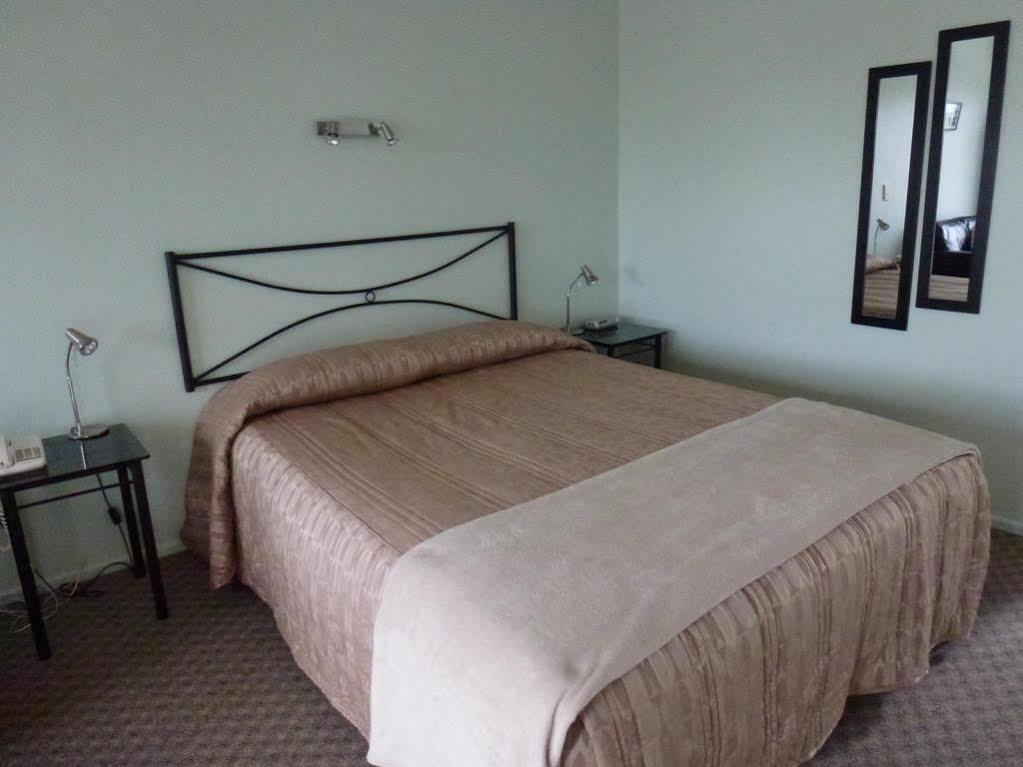 Tudor Lodge Motel Hawera Esterno foto